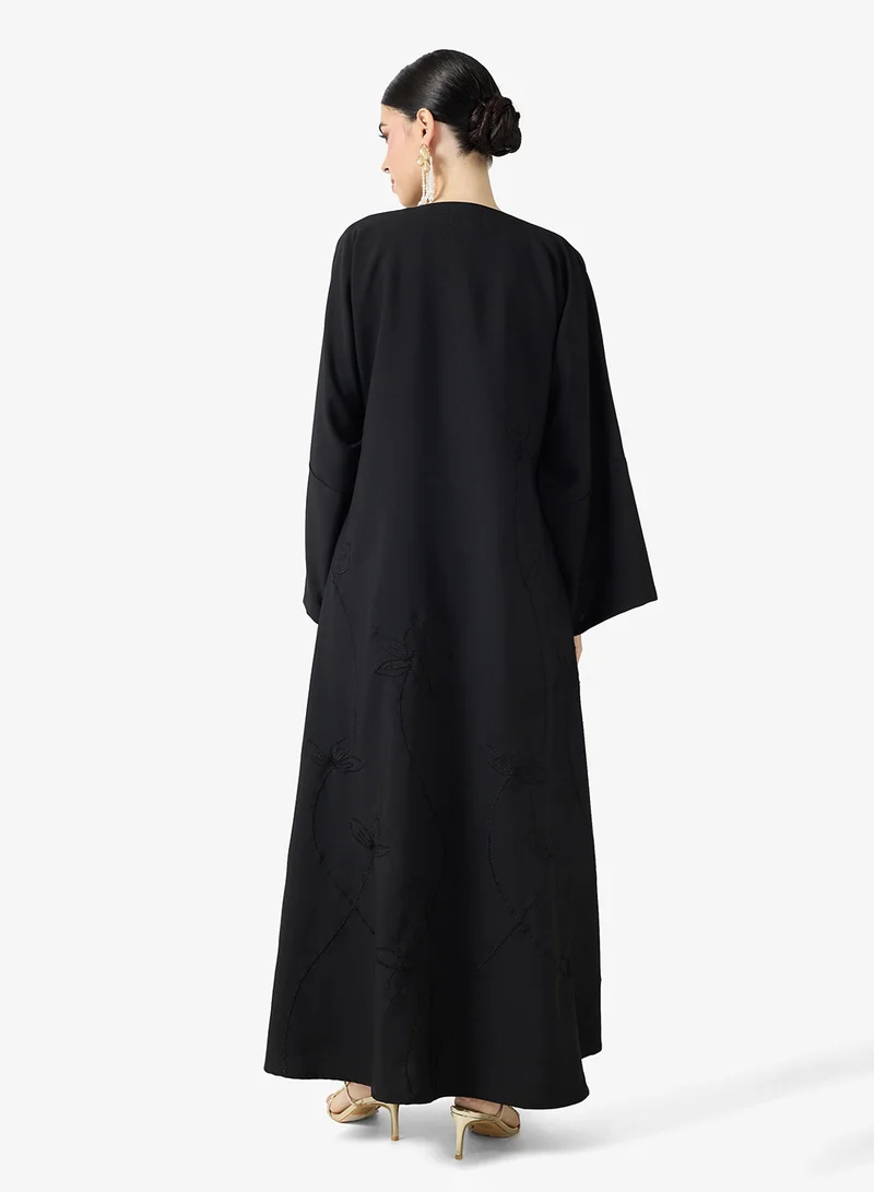 هيا كلوزيت عباية مفتوحة مطرزة بزخارف زهور وياقة على شكل